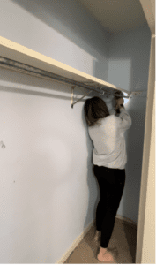 Removí los tornillos de las paredes del closet de los niños. 